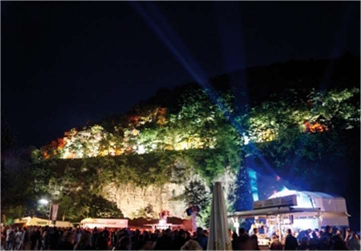 Beleuchtete Felsenkulisse „Bubenley“ in Schuld. privat