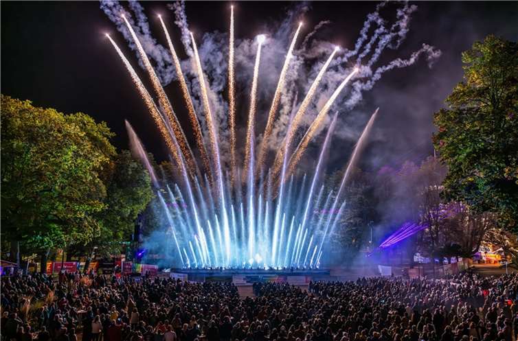 Beleuchtete florale Kunstwerke bilden die Kulisse für die Uferlichter im Kurpark Bad Neuenahr.  Copyright: Dominik Ketz