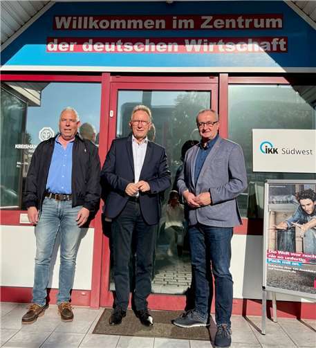 Beleuchteten die Situation des Handwerks im Krisenmodus: Kreishandwerksmeister Ralf Winn, CDU-Bundestagsabgeordneter Erwin Rüddel und Innungsbeauftragter Matthias Dahmen.  Foto: Reinhard Vanderfuhr/Büro Rüddel