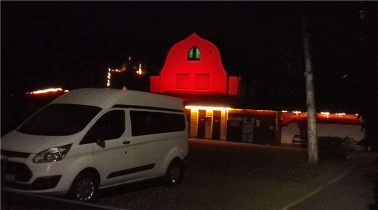 Beleuchtetes KCU-Heim mit neuem Vereinsbus 2020. Foto: KCU