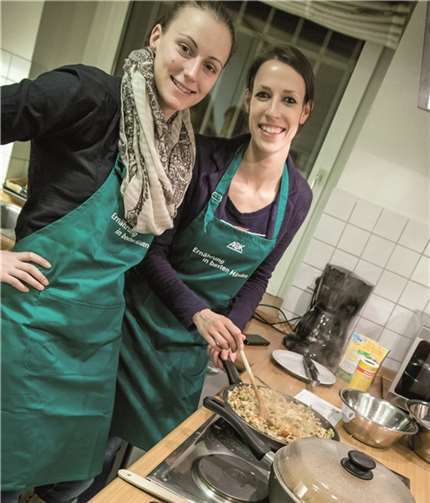 Belgisch-ungarisches Duo: Ana Jaszczuk (re.) und Dora Varga kochen gemeinsam.