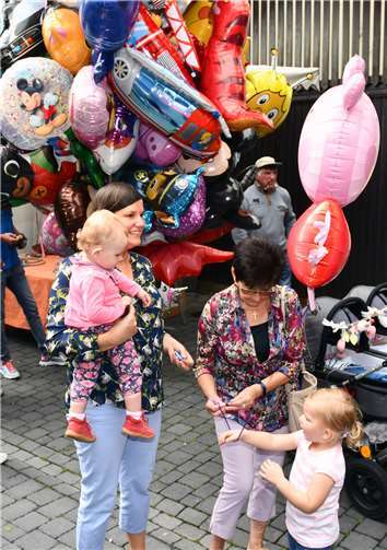 Beliebt bei den kleinen Kirmesbesuchern waren Souvenirs in Form von Luftballons.