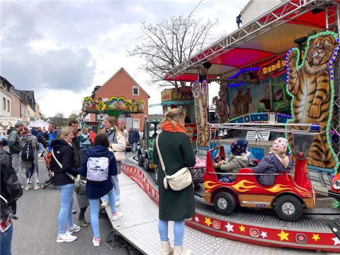 Beliebte Anlaufpunkte für die kleinen Marktbesucher waren erwartungsgemäß Stände mit Süßem und Fahrgeschäfte. Fotos: TE