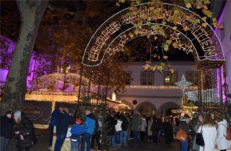 Beliebter Treffpunkt sind die Winzerstände auf dem Wilhelm Hörter Platz. Fotos: HEP