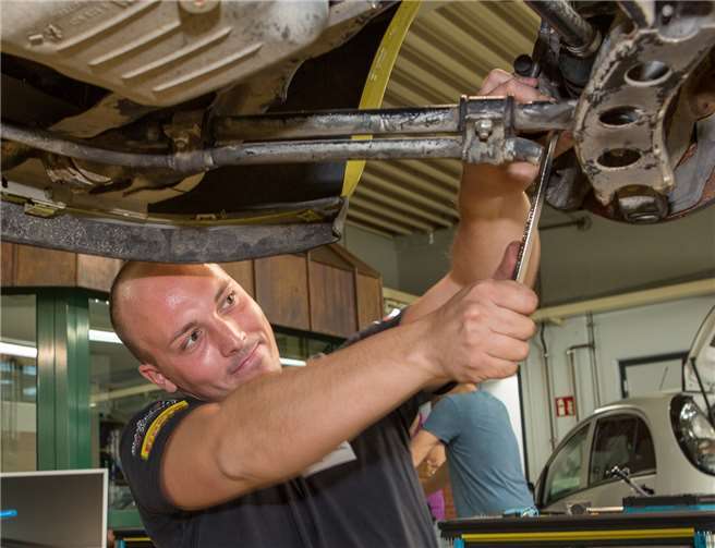Beliebtester Ausbildungsberuf im Handwerk ist seit Jahren der Kfz-Mechatroniker: 486 von 3164 neuen Ausbildungsverträgen wurden im Jahr 2019 im Kammerbezirk Koblenz abgeschlossen. Foto: Klaus Herzmann