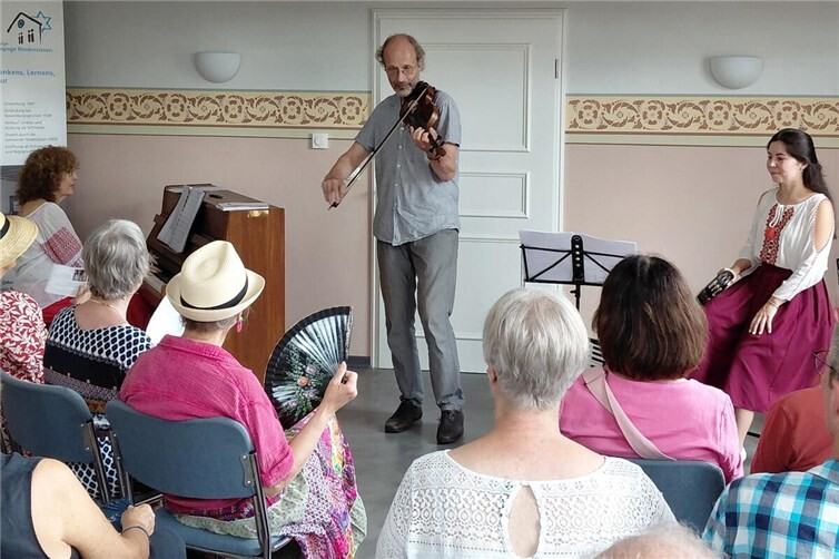 Bella Liebermann, Klavier, Daniel Marsch, Geige und Karyna Serdiuk, Gesang
