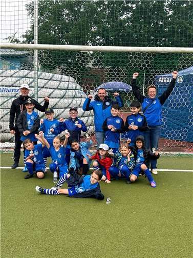 Belohnt wurden die Jungkicker mit einem Minipokal.  Foto: privat