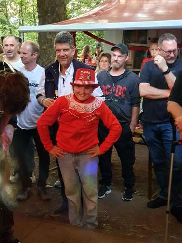 Ben Mattlener ist nicht nur in seiner Altersklasse Deutscher Meister im Gardetanz: Aufgrund seiner Verdienste haben ihn die Möhnen als erstes männliches Mitglied in den Möhnen-Club aufgenommen.