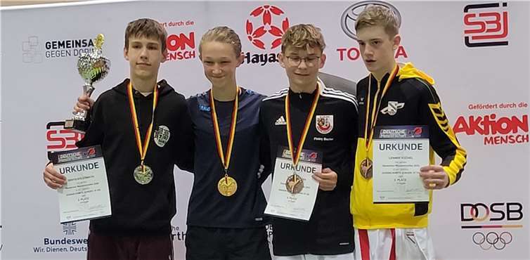Ben Swidersky, Finley Becker und Mariel Weiler auf dem Siegerpodest bei der Deutschen Karate Meisterschaft in Erfurt. Foto: privat
