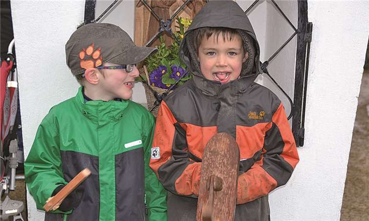 Ben (l.) und Linus mit ihren Klappern.WEIGERT