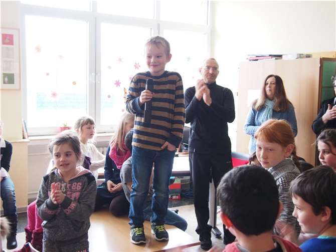 Ben und weitere Kinder erklären die neu gestalteten Räumlichkeiten.