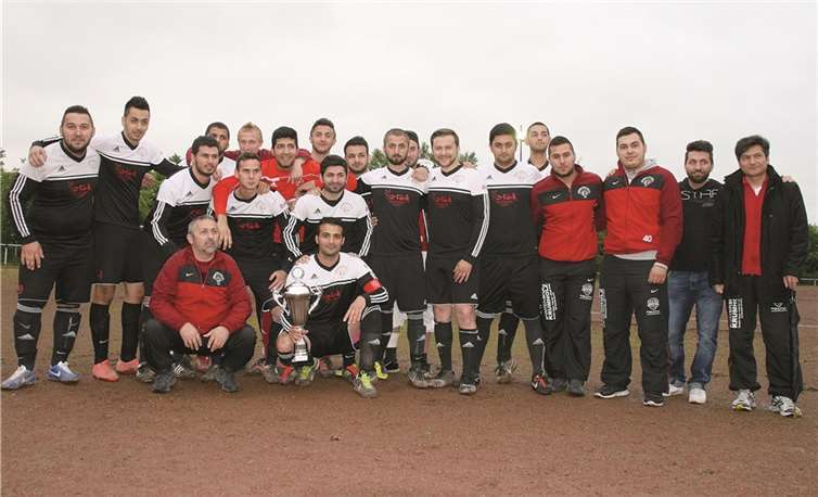 Bendorf. Eine tolle Saison legte Türkgücü Bendorf ihn. Das Team, das bisher in Mülhofen seine Heimspiele austrug, wurde bereits vor dem Heimspiel gegen den BSC Güls für seine Meisterschaft vom Staffelleiter Josef Gliedner geehrt. -TH-