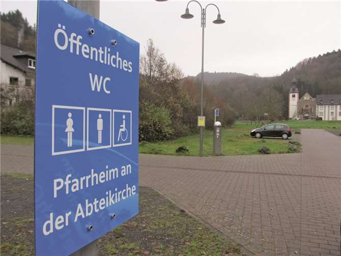 Bendorf-Sayn. Insbesondere Touristen und Abteibesucher wird es freuen: Endlich gibt es - im Zuge der Renovierung des Pfarrheimes in Sayn - eine sogar behindertengerecht ausgebaute öffentliche Toilette. Diese Möglichkeit wurde im Pfarrheim an der Abteikirche in Sayn eingeplant. Sie steht ab sofort für „wichtige Geschäfte“ zur Verfügung.PS
