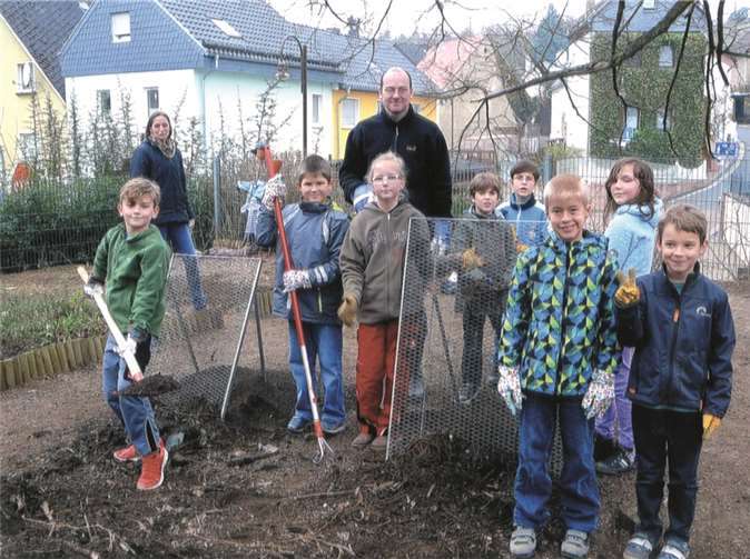 Bendorf-Strom. Die Drittklässler der Grundschule Bendorf-Stromberg bereiteten den Schulgarten auf den Frühling vor. Mit Unterstützung von Schulleiterin Birgit Zissner und Marco Simons wurde ein großer Berg Kompost gesiebt. Mit großem Eifer brachten die Kinder den Kompost in die Gemüse- und Blumenbeete ein. Alle freuen sich schon darauf, im April die Beete zu bepflanzen und Vieles auszusäen.privat