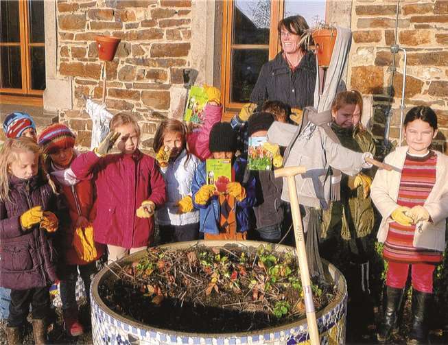 Bendorf-Stromberg. Die Grundschulkinder setzten unter der Leitung von Klassenleiterin Frau Stark Tulpenzwiebeln in das Blumenbeet des Schulgartens. Jetzt freuen sich die Kinder schon auf den Frühling und auf ein buntes Blumenbeet. privat