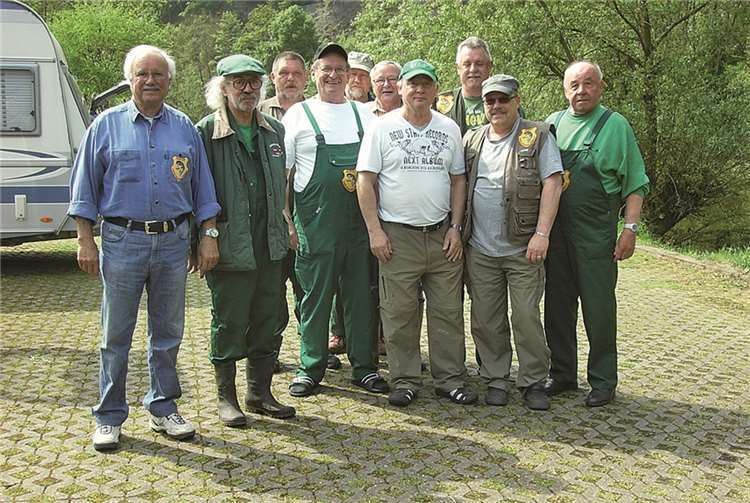 Bendorf/Lahnstein. Traditionell findet im April das Anangeln in Fließgewässern statt. Dieses Jahr wurde vom Sportwart der Wettbewerb am Rhein in Lahnstein durchgeführt. Trotz Nieselregen fanden sich neun Angelfreunde zusammen, um die ersten Fische für dieses Jahr an den Angelhaken zu bekommen. Nach drei Stunden standen die Sieger fest. Bester Angler war Takki Schinas, gefolgt von Manfred Reichelt, Thomas Volke, Willi Winninger, Peter Thomanek, Heinz Hofmann, Dieter Loch, Günther Aschkowski und Karl-Herbert Schönhaber. Zum Einstand in die Angelsaison traf man sich abends mit Ehefrauen im Vereinslokal „ Unionklause“. Dort wurden nach einem hervorragenden Essen die Sieger vom Vereinsvorsitzenden und vom Sportwart geehrt.privat