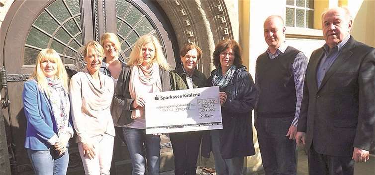 Bendorfer Christdemokraten übergeben dem Bendorfer Tafelteam eine Spende über 750 Euro. privat
