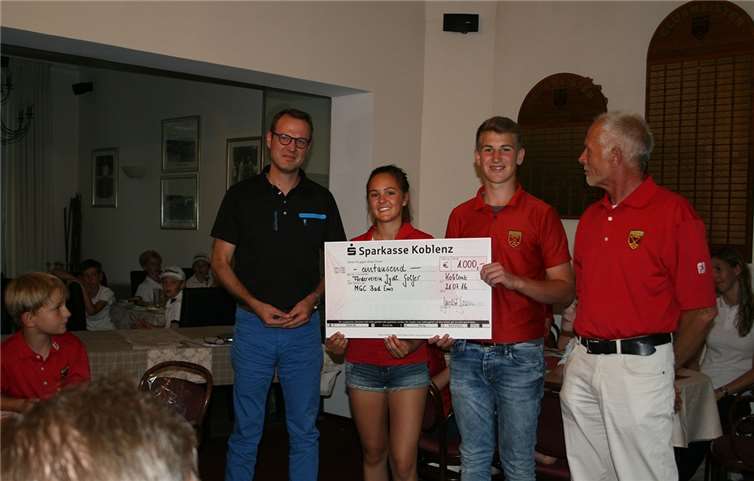 Benedikt Baron (Sparkasse Koblenz), Katharina Engel und Laurin Courbier (Jugendsprecher MGC), Bernd Hochhuth (Jugendwart MGC) (v.l.n.r.).privat