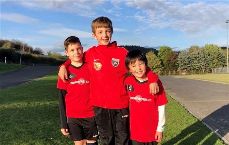 Benedikt Beck, Torwart Jan Hoffmann und der zweifache Torschütze Romeo Zavelberg. Foto: privat