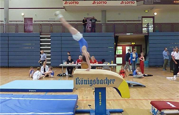 Benedikt Bohl (Jg. 2005) beim Handstandüberschlag am Sprung.