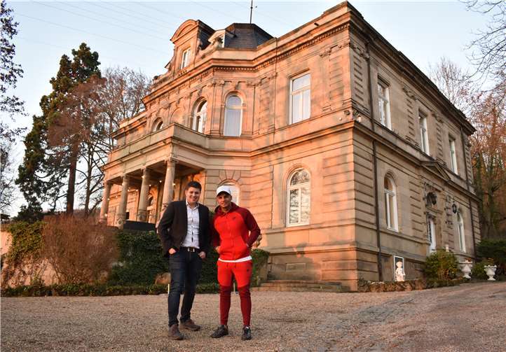 Benedikt Feltens und Pietro Lombardi vor der Villa Kalles. Foto: privat
