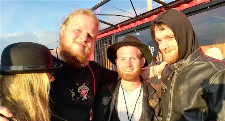 Benedikt Hofmann (2. v.r.) genoss mit seinen Freunden ein fantastisches Rock-am-Ring-Wochenende. Foto: KBL