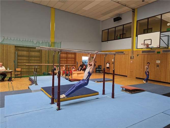 Benedikt Juchem am Barren.