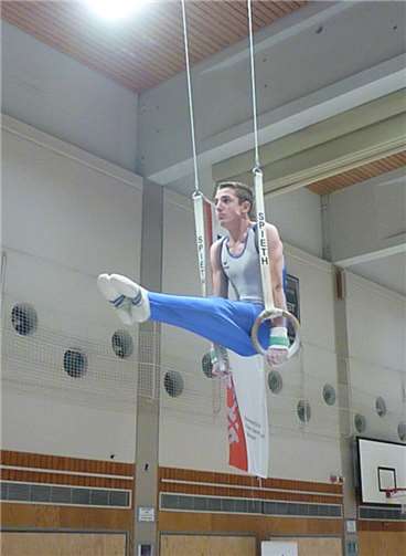 Benedikt Juchem beim Winkelstütz in den Ringen.