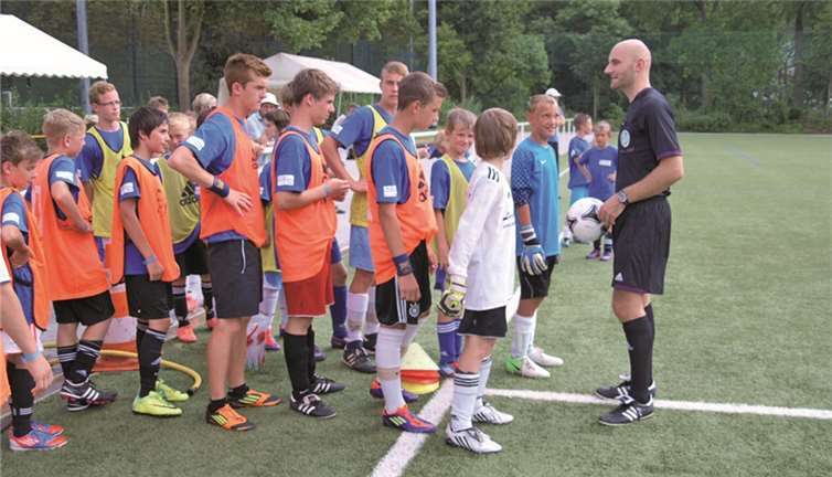 Benedikt Kempkes leitet bald Spiele der dritten Liga.WITE