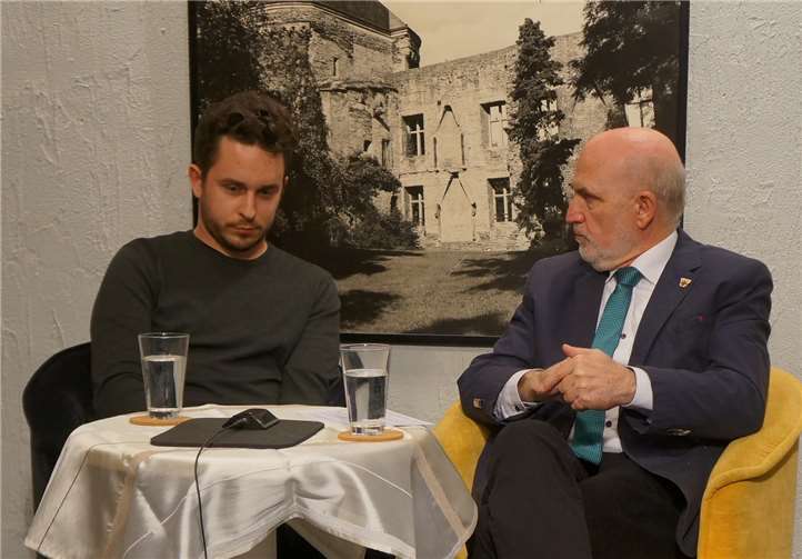 Benedikt Mediger und Alfred Adams im Gespräch. privat