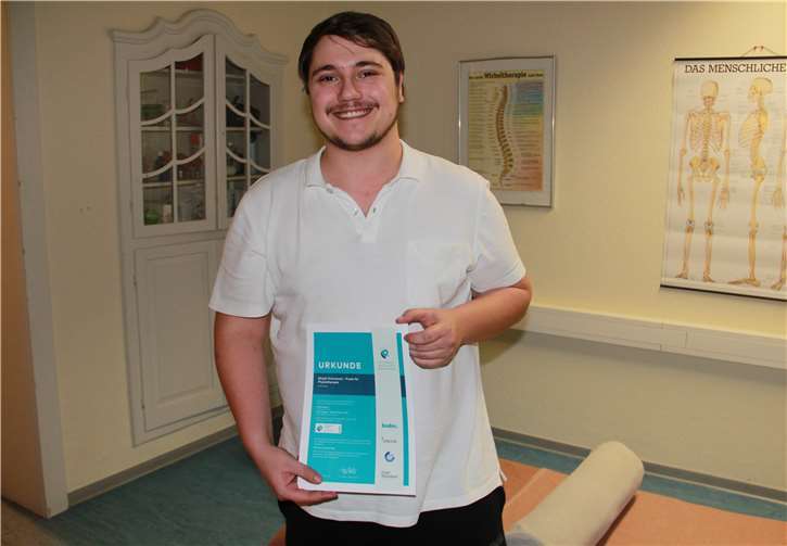 Benedikt Müller von der Massagepraxis Birgitt Scharbach freut sich über das Zertifikat. Selbach, Krupp-Verlag