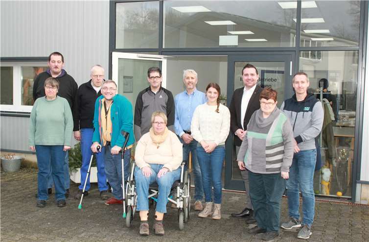Benedikt Oster (3. von rechts) mit Mitarbeitern und Beschäftigten der Einrichtung. Foto: privat
