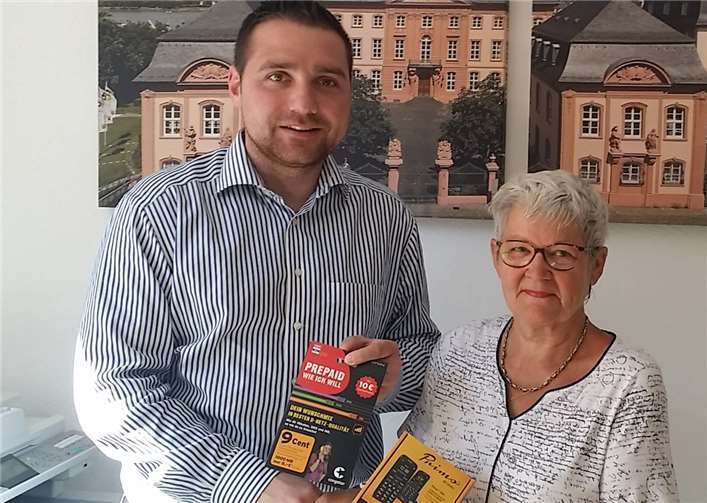 Benedikt Oster, MdL (li.) spendete das Handy, mit dem der SkF und dessen Vorsitzende Erika Wiegand nun für Opfer häuslicher Gewalt erreichbar sind. privat