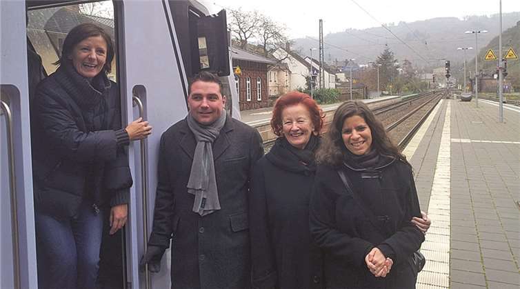 Benedikt Oster, MdL und die zweite Beigeordnete der Stadt Cochem, Carol Stern-Gilbaya (2.v.R.) begrüßten Ministerpräsidentin Malu Dreyer und das neue Schienenfahrzeug „Südwest-Express“ im Cochemer Bahnhof.. privat
