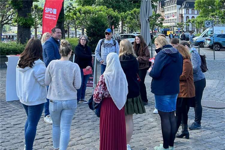 Benedikt Oster kam dabei mit zahlreichen Bürgerinnen und Bürgern offen und ungezwungen ins Gespräch über seine Arbeit für den Kreis Cochem-Zell im Parlament in Mainz und alle weiteren Themen der SPD-Fraktion im Landtag, die die Menschen aktuell bewegen. Foto: Jens Mindermann