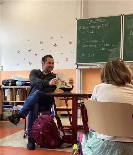 Benedikt Oster liest in der Schule vor. Foto: privat