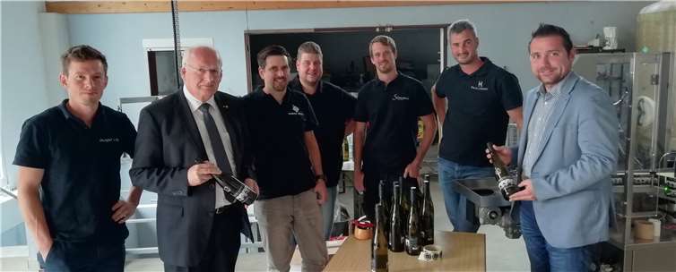 Benedikt Oster zu Besuch beim Riesling-Kartell: (v.l.) Matthias Lay, Karl Heinz Simon, Markus Busch, Dominik Busch, Nico Simonis, Tobias Dahm und Benedikt Oster. Christian Simon