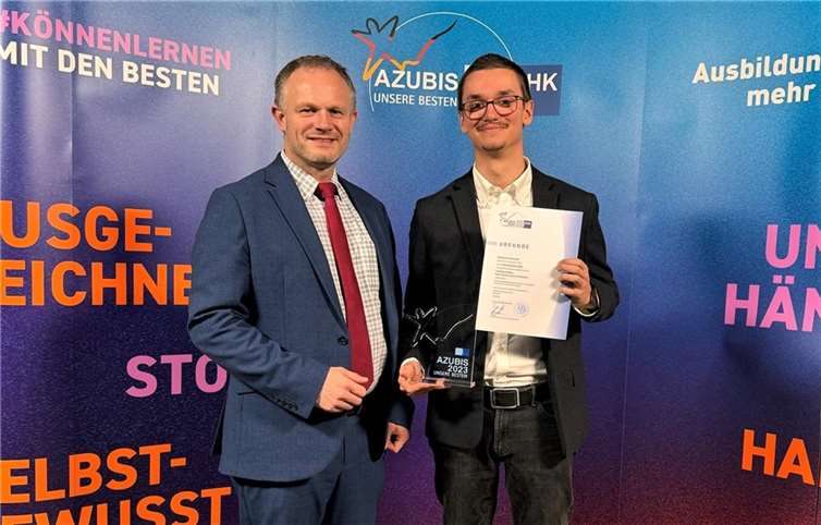 Beniamin Kolosowski (r.) mit Oberbürgermeister Jan Einig  Foto: Stadt Neuwied