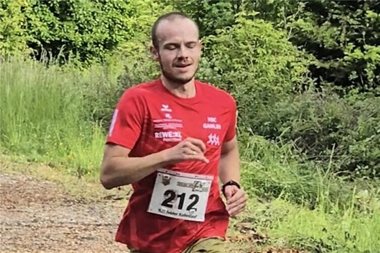 Benjamin BAUER-KÖNIG - Auf dem Weg zum Sieg über 10.000 m beim KULLESLAUF in Holzfeld in guten 38:39 Min.