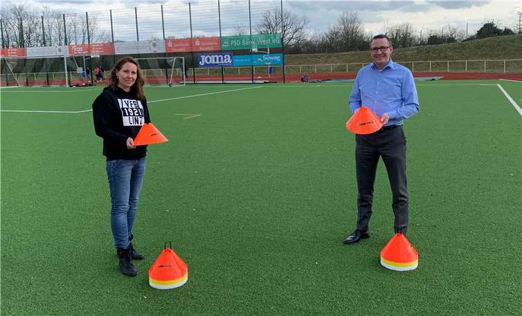 Benjamin Christen erhielt für den TV Linz zwei Sets Markierungshütchen.