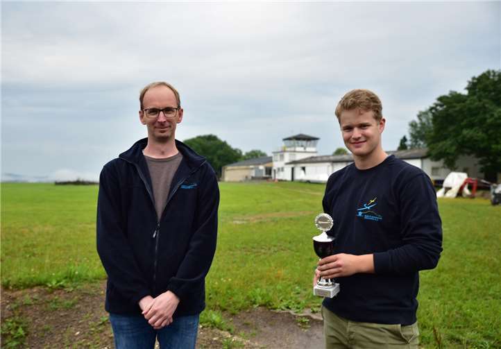 Benjamin Deppe überreicht Pokal an Segelflugpilot Florentin Müller aus Gerolstein.Foto: Stefan János Wágner
