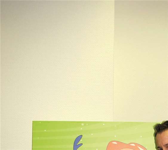 Benjamin Dinkelbach freut sich mit seinem Kundenberater Christoph Langenbach (Geschäftsstelle Remagen) über den Spielzeug-Gutschein. privat