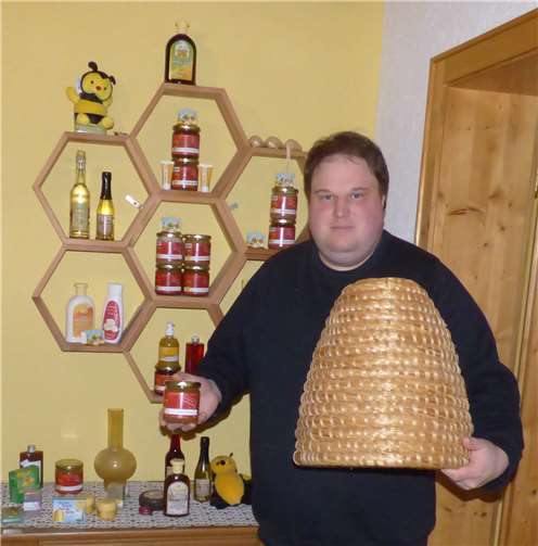 Benjamin Doll hat immer gut zu tun: Im Sommer mit denBienen, im Winter mit der Vermarktung der Produkte. Foto: Privat