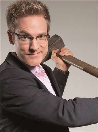 Benjamin Eisenberg gastiert mit seinem Programm „Pointen aus Stahl & Aphorismen auf Satin“. privat