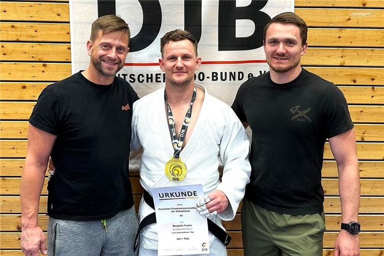 Benjamin Franke (Mitte), ein überglücklicher Deutscher Meister. Hinter jedem erfolgreichen Sportler steht auch ein engagiertes Team von Trainingspartnern und Unterstützern wie Frank Leufgen (links) und Daniel Reutersahn (rechts). Foto: Nadja Erben
