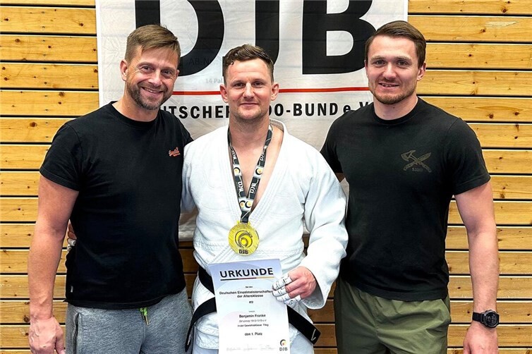 Benjamin Franke (Mitte), ein überglücklicher Deutscher Meister. Hinter jedem erfolgreichen Sportler steht auch ein engagiertes Team von Trainingspartnern und Unterstützern wie Frank Leufgen (links) und Daniel Reutersahn (rechts).