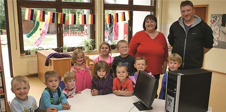 Benjamin Hahn übergab die neue Computer-Ausrüstung an die Leiterin des Kindergartens „Flohkiste“ in Königsfeld, worüber sich auch die Kinder der Einrichtung freuten. red