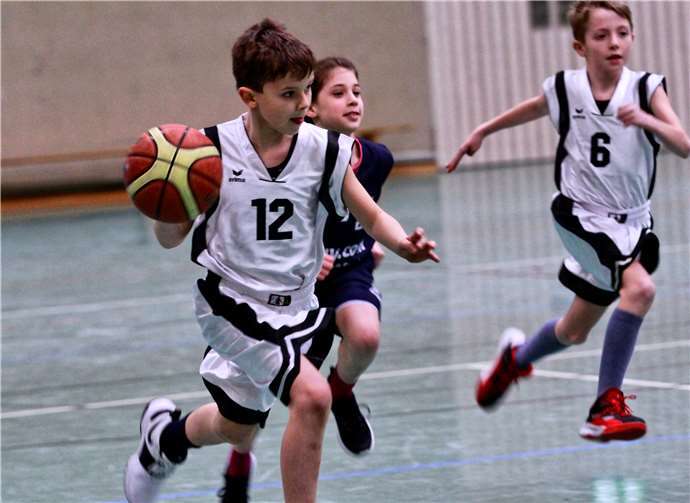 Benjamin Hotic am Ball gehörte mit einen acht Punkten zu den erfolgreichen Akteuren beim Duell mit dem TV Arzbach.