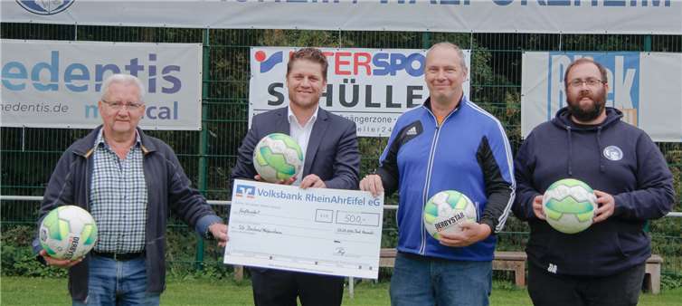 Benjamin Kopp überreicht Edgar Flohe, Uwe Krüger und Daniel Ackermann die Spende. Foto: privat