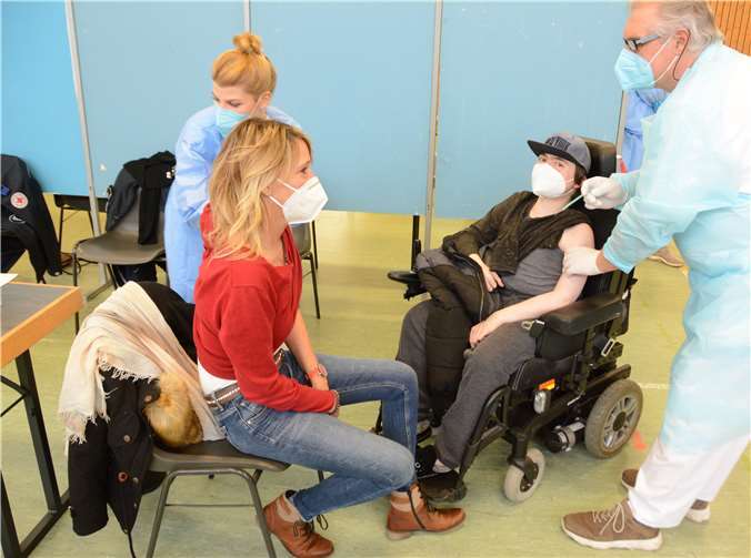 Benjamin Lambert und die Betreuerin seiner Wohngruppe, Stephanie Königsfeld, erhielten am Sonntag ihre erste Impfung gegen Covid19. Im Einsatz waren unter anderem zwei mobile Impfteams des DRK. Foto: Heinrich-Haus